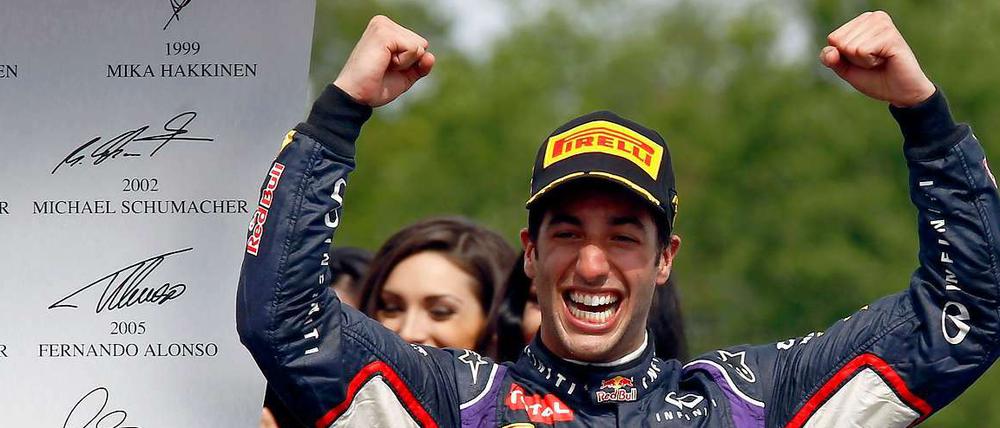 Red-Bull-Pilot Daniel Ricciardo freut sich über seinen ersten Karriere-Sieg.