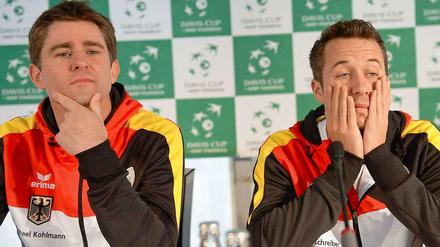 Michael Kohlmann und Philipp Kohlschreiber sitzen auf einer Pressekonferenz vor einem Mikrofon.