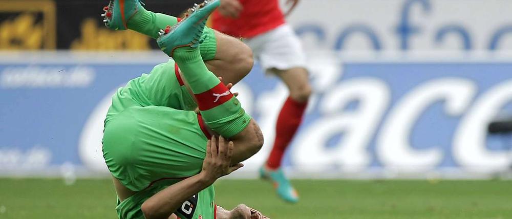Auf dem Boden der Tatsachen: Der Düsseldorfer Ken Ilsö hält sich mit schmerzverzerrtem Gesicht das Bein.