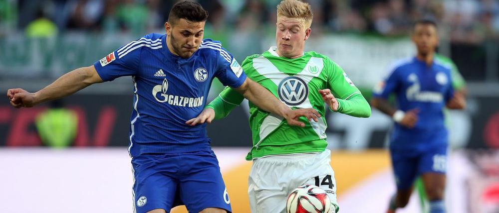 Erzielte den späten Ausgleich für Wolfsburg: Kevin De Bruyne, hier im Zweikampf mit Schalkes Kolasinac (li.).