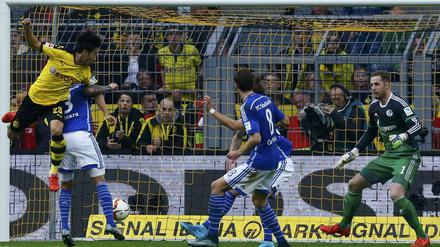 Kleiner Mann, ganz groß. Shinji Kagawa gewinnt das Kopfballduell und erzielt das 1:0 für Dortmund gegen Schalke.
