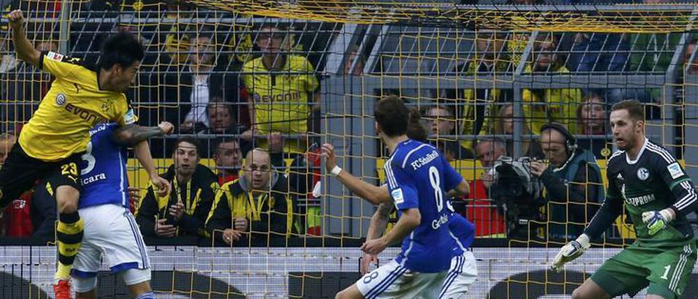 Kleiner Mann, ganz groß. Shinji Kagawa gewinnt das Kopfballduell und erzielt das 1:0 für Dortmund gegen Schalke.