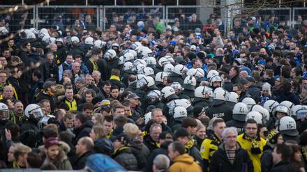 Polizisten trennen vor dem Spiel im Februar 2015 die Fans von Borussia Dortmund und vom FC Schalke 04. 