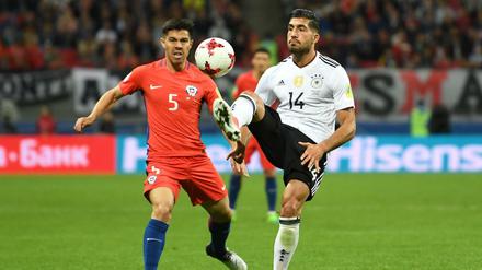 Stilistisch anspruchsvoll: Deutschlands Emre Can (r) im Spiel gegen Chile. 