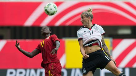 Deutschlands Anja Mittag (r.) und Ghanas Cynthia Adobea im Kopfballduell.