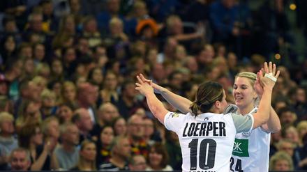 Deutschlands Spielerinnen Anna Loerper (l) und Lone Fischer freuen sich über die Führung im Spiel.