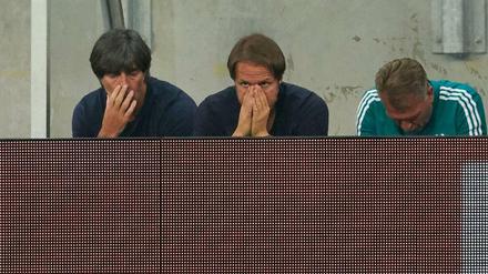 Zum Wegschauen. Joachim Löw, Thomas Schneider und Andreas Köpcke beim Spiel gegen Österreich.