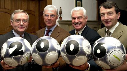 Die Mitglieder des Organisationskomitees der Fußball-WM 2006 Horst R. Schmidt, Franz Beckenbauer, Fedor Radmann und Wolfgang Niersbach (v.l.) im Jahr 2000 