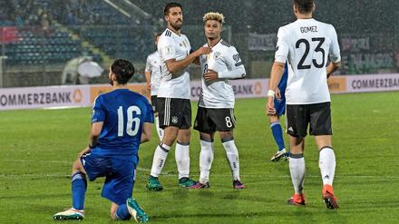 Nur der Salto fehlt. Mit dem neuen Nationalstürmer-Trainer Miroslav Klose auf der Bank, fiel gegen San Marino Tor um Tor. Der 21 Jahre alte Serge Gnabry (Mitte) traf bei seinem Debüt in der Nationalmannschaft sogar gleich dreimal.