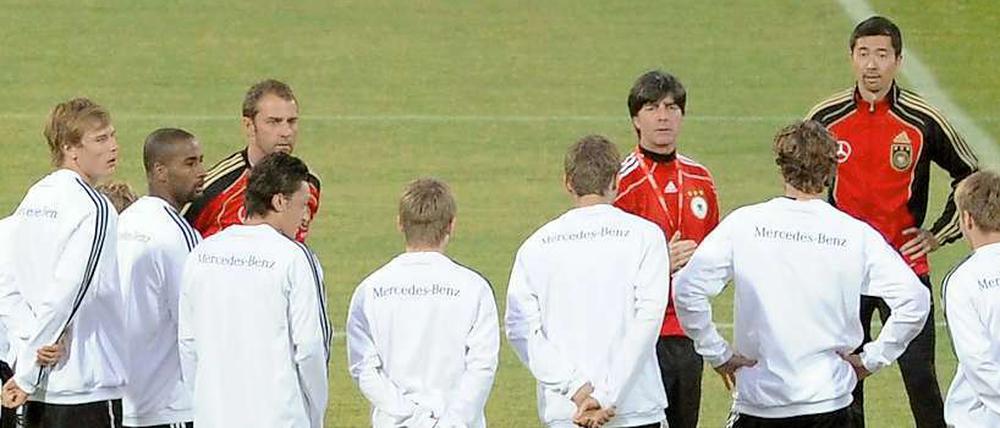 Joachim Löw schwört die Mannschaft auf das Spiel gegen Ghana ein.