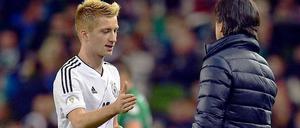 Der Trainer und sein Toröffner. Joachim Löw (r.) beglückwünscht Marco Reus zu seinen beiden Toren beim 6:1 gegen Irland.
