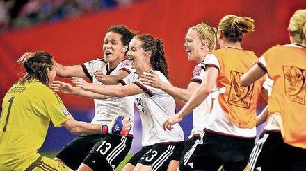 Danke, Frau Kapitän. Die deutschen Fußballerinnen feiern ihre Torhüterin Nadine Angerer (l.), die den fünften Strafstoß der Französin Claire Lavogez parierte und Deutschland damit unter die letzten vier Teams der WM brachte. 