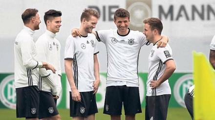 Seid umschlungen. Thomas Müller übt mit WM-Siegtorschütze Mario Götze (rechts) und Vorlagengeber André Schürrle schon mal den Zusammenhalt für die EM. 