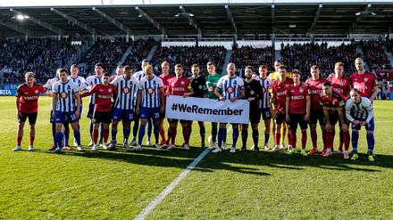 Vor dem Spiel in Wiesbaden zeigen die Spieler des SV Wehen und von Hertha BSC Haltung.