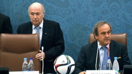 Nachfolge ausgeschlossen? Michel Platini (rechts) dürfte es schwer haben, Joseph Blatter als Fifa-Präsident zu beerben.