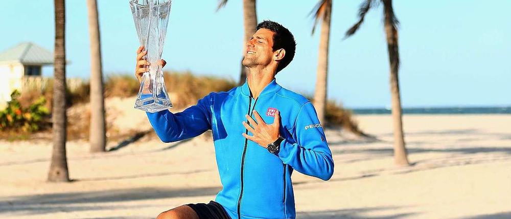 Novak Djokovic posiert in Miami mit der Butch-Buchholz-Trophäe.