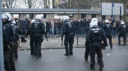 Die Polizei bei den Ausschreitungen in Dortmund vor einer Woche. 