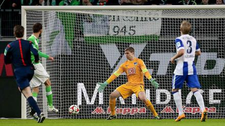 Dosts erster Streich: Der Niederländer (l., verdeckt) ließ Thomas Kraft beim 1:0 für den VfL Wolfsburg keine Abwehrchance.