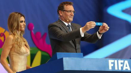 Ziehung mit Fragezeichen. Moderatorin Fernanda Lima und Fifa-Generalsekretär Jérome Valcke losten am vergangenen Freitag die WM-Gruppen aus. Was sich dabei hinter dem überdimensionierten Pult abspielte, war bei der Liveübertragung nicht zu ergründen.