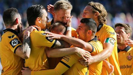 Jubel im Ost-Duell: Dynamo Dresden gewinnt bei Hansa Rostock.