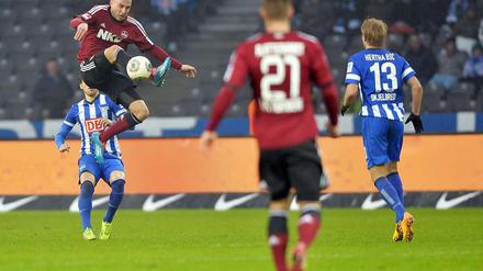 Ein Mann geht in die Luft. Josip Drmic behauptet hier den Ball, später trifft er noch zweimal für Nürnberg.