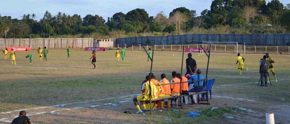 Die Fußballplätze in Tansania sind oft in schlechtem Zustand.