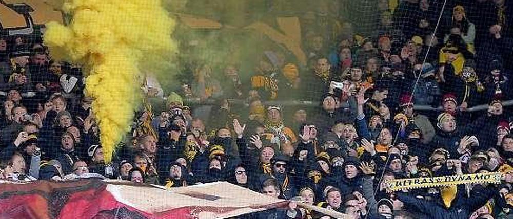 Dampf im Kessel. Dresdener Fans beim Auswärtsspiel in Rostock.