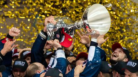 Die Spieler von RB München feiern die Meisterschaft. 