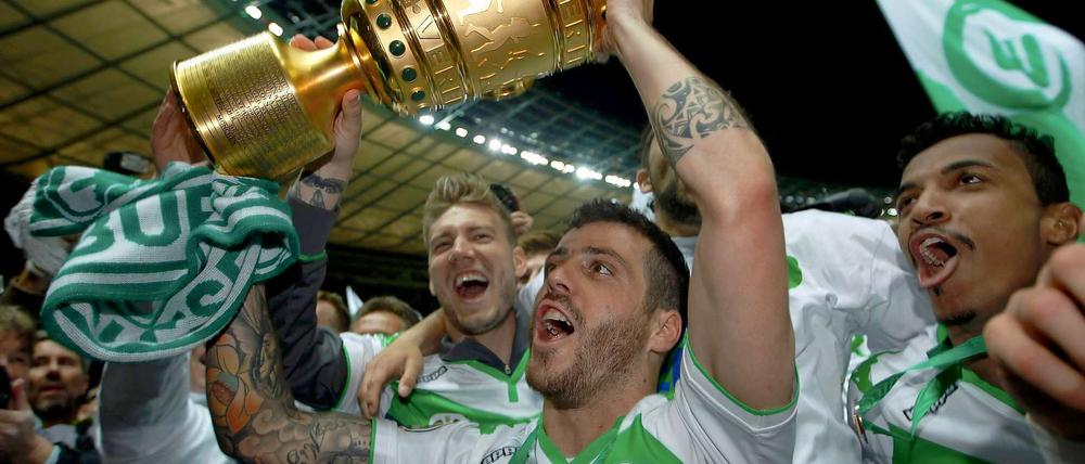 Jeder darf mal. Der Pokal auf Wanderschaft durch Wolfsburger Hände.
