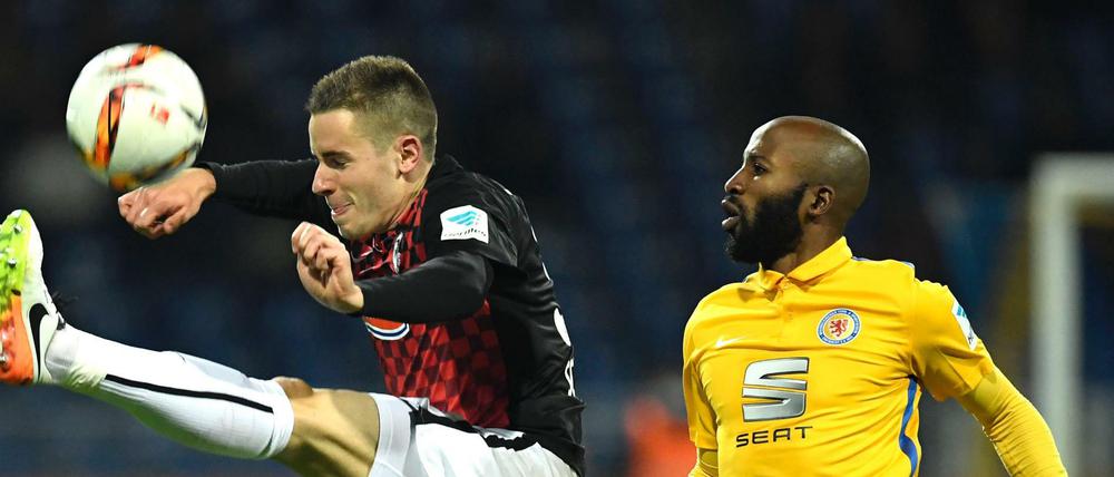 Braunschweigs Domi Kumbela (r) und Freiburgs Christian Günter kämpfen um den Ball. 