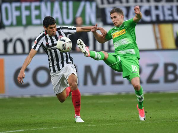 Frankfurts Jesus Vallejo (l) und Mönchengladbachs Thorgan Hazard im Kampf um den Ball. Die Frankfurter hatten etliche Chancen, trafen aber das Tor nicht.