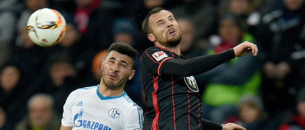 Zum Wegschauen. Der Frankfurter Haris Seferovic (r.) und der für Schalke spielende Sead Kolasinac kämpfen um den Ball.