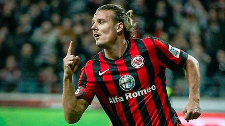 Alexander Meier machte mit zwei Kopfballtoren aus einem 0:1-Rückstand eine 2:1-Führung. Am Ende gewann Eintracht Frankfurt mit 3:2.