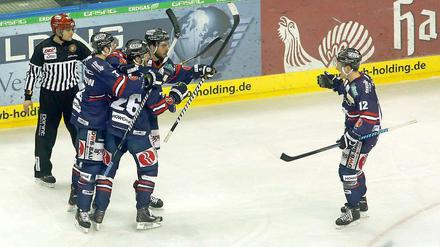 Grund zum Jubel: Mit dem überzeugenden Sieg über Augsburg qualifizierten sich die Eisbären für die Pre-Play-offs.