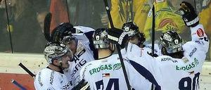 Die Eisbären sind nach drei Siegen aus drei Spielen gegen Krefeld in das Finale um die Deutsche Eishockeymeisterschaft eingezogen.
