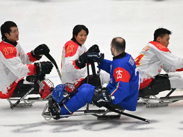 Die Chinesin Yu Jing (2.v.l.) ist bei fast 120 Männern die einzige Frau im Para-Eishockeyturnier von Peking.