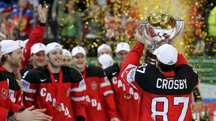 Sidney Crosby jubelt mit der kanadischen Nationalmannschaft über den WM-Sieg.