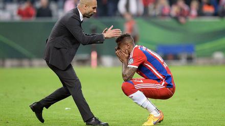 Pep Guardiola muss allerdings erst einmal Aufbauarbeit leisten und Trost spenden. Ob der Bayern-Trainer Jerome Boateng schnell wieder aufrichten kann?