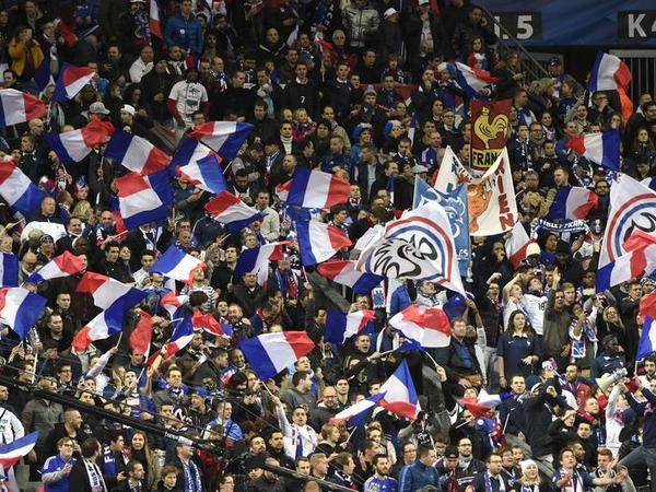 Im Sommer soll in Frankreich ein friedliches Fußballfest gefeiert werden. Eine EM-Absage sei keine Option.