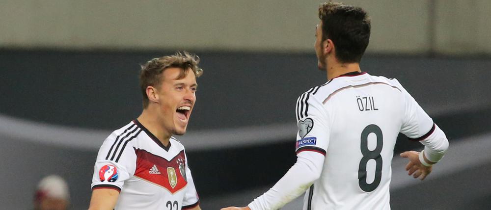 Geht doch. Max Kruse (links) feiert sein Tor mit Vorbereiter Mesut Özil.