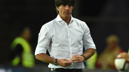 Bundestrainer Joachim Löw beim EM-Qualifikationsspiel Gibraltar - Deutschland (0:7) - mit besonderem Augenmerk auf seine Finger.