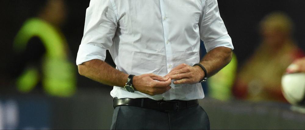 Bundestrainer Joachim Löw beim EM-Qualifikationsspiel Gibraltar - Deutschland (0:7) - mit besonderem Augenmerk auf seine Finger.