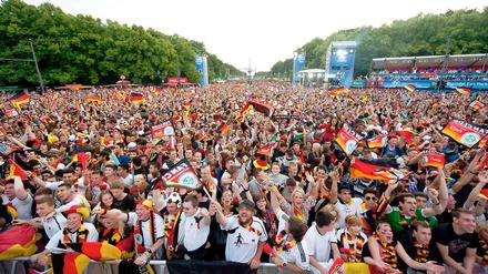 Wieder voll: Auch beim zweiten Spiel der deutschen Elf, dem Klassiker gegen Holland, war die Berliner Fanmeile der Schwerpunkt der Feierlichkeiten in der Hauptstadt. Und genug Grund zum Jubeln gab es ja auch. Deutschland gewann 2:1.