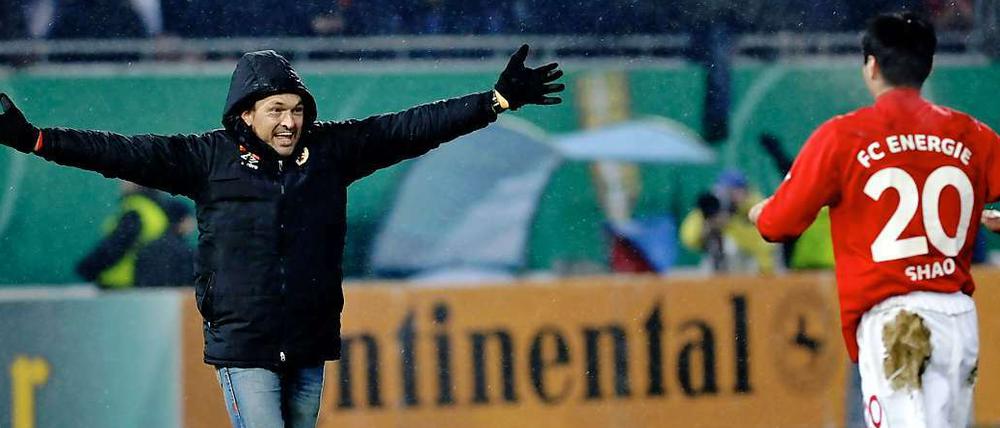 Claus-Dieter Wollitz (l.) steht dank des Treffers von Jiayi Shao (r.) im Halbfinale des DFB-Pokals.