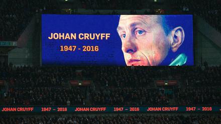 Beim Länderspiel der Niederlande gegen England wurde um das verstorbene Fußball-Idol Johan Cruyff getrauert.