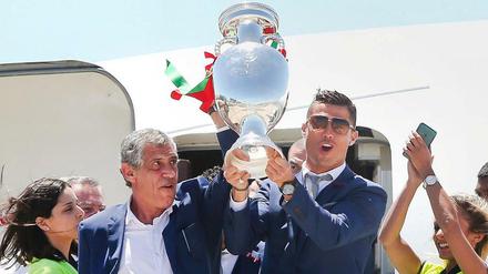 Fernando Santos (links) und Cristiano Ronaldo werden auf dem Flughafen bejubelt.