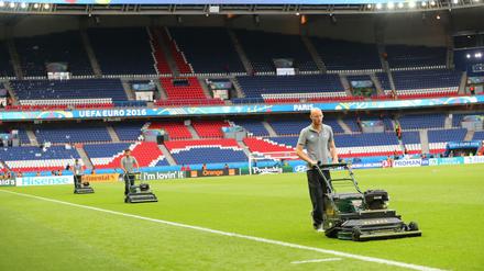 Ruhetage sind auch Arbeitstage. Im Prinzenparkstadion zu Paris wird der Rasen gepflegt.