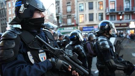 Französische Polizisten beobachten englische Fans in Lille.