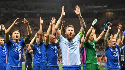 Die Isländer feiern ihren Sieg.