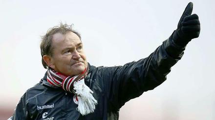 Erfolgreicher Auftakt am Millerntor. Neu-Trainer Ewald Lienen jubelt über drei Punkte für den FC St. Pauli.